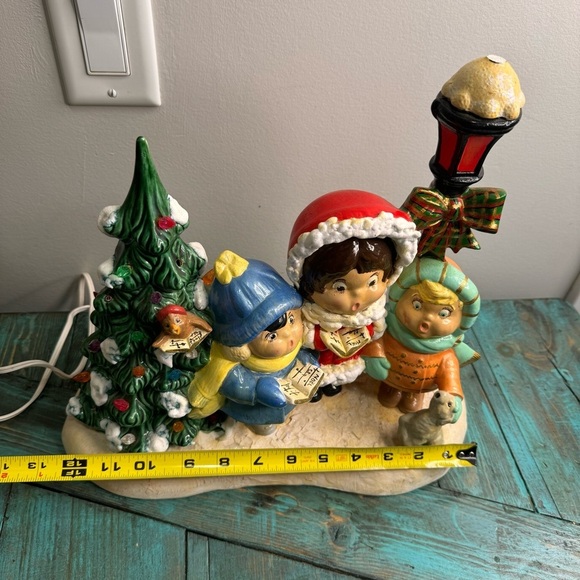 Vintage Hand Painted Ceramic Caroling Children Light Up Christmas Tree Lamp Post - Picture 6 of 14